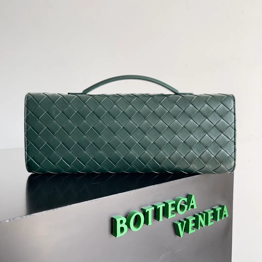 The batch of 1360 BV Andiamo evening handbags has been heavily planted again~ The designer aesthetics in the era of economic downturn are back. I fall in love with it at first sight and can't put it down. It's so beautiful and full of aura. The shape and texture are very competitive. It's light in weight and has sufficient capacity. It's a must-have for fashionistas. It's suitable for many occasions, minimalist, high-end and light luxury. Model No.: 741511 Size: 31*13*3cm